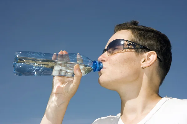 Kız bir unisex suyu içer — Stok fotoğraf