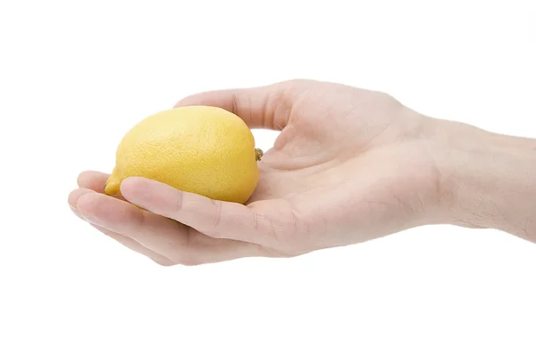 Limão amarelo em uma mão — Fotografia de Stock