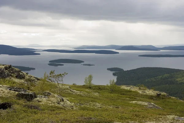 Пейзаж с видом на озеро — стоковое фото