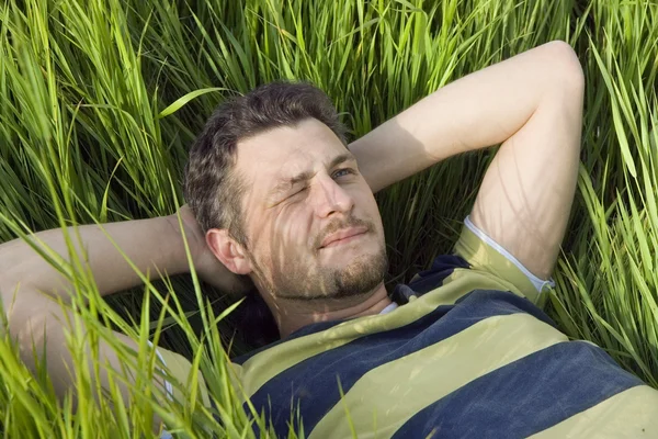Muž leží trávě — Stock fotografie