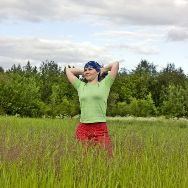 The girl on the nature — Stock Photo, Image