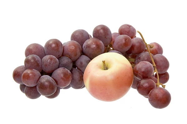 Maçã e uvas sobre um fundo branco — Fotografia de Stock