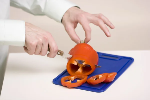 The man cuts sweet pepper — Stock Photo, Image