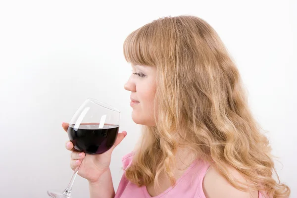 De jonge vrouw met een glas wijn — Stockfoto
