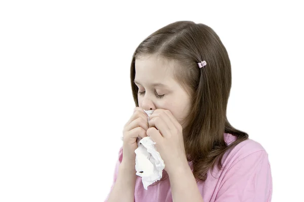 Det sjuka barnet med en näsduk — Stockfoto