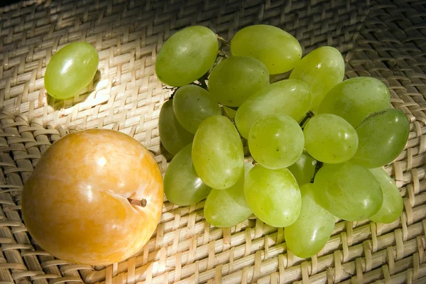 Żółte śliwki i winogron — Zdjęcie stockowe