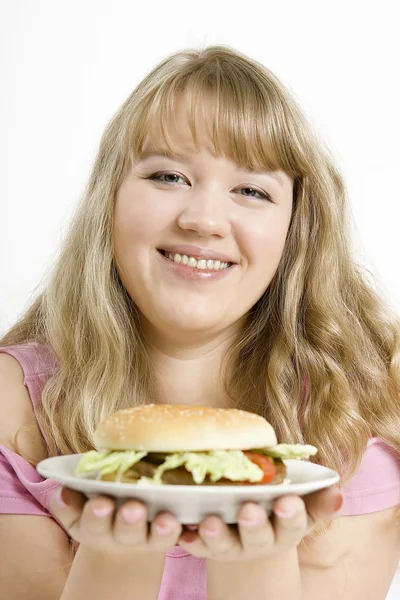 Den unga flickan med en hamburgare — Stockfoto