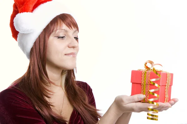Het meisje met een gift van Kerstmis — Stockfoto