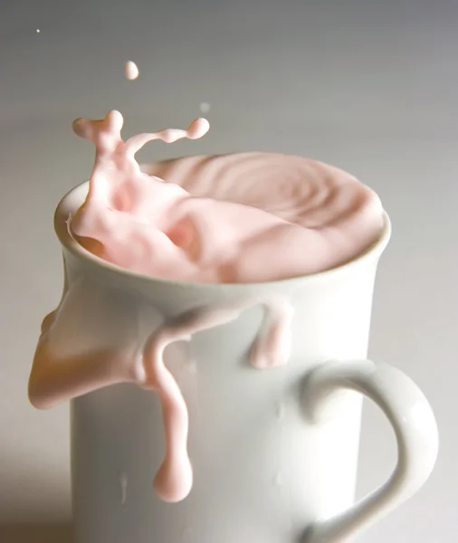 乳製品ドリンクを飲みながら白いマグカップ — ストック写真
