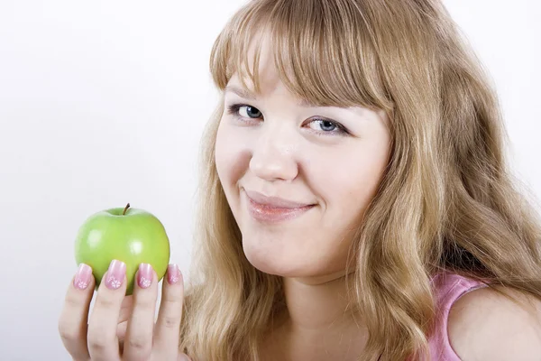 Porträtt av flicka med äpple — Stockfoto