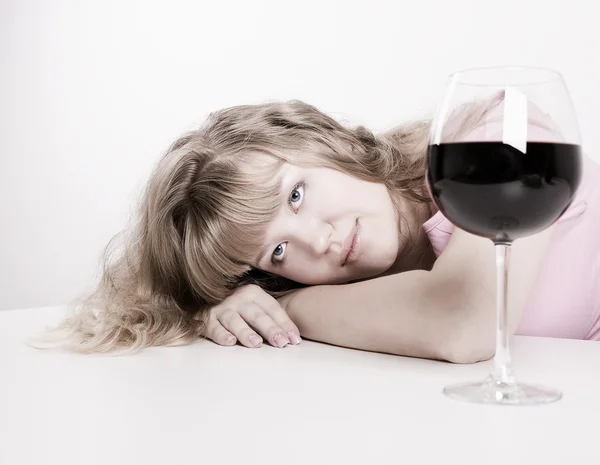 Den unga kvinnan med glas vin — Stockfoto