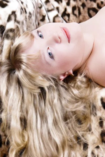 Retrato de la rubia sobre piel de leopardo — Foto de Stock