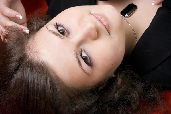 Portrét mladé krásné černovlásky — Stock fotografie