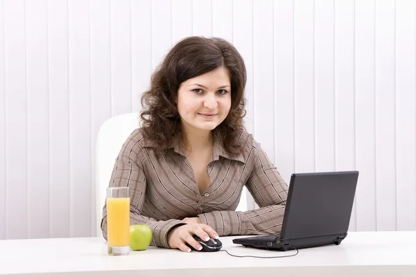 A mosolygó fiatal nő, a laptop — Stock Fotó