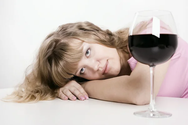 La giovane donna con bicchiere di vino — Foto Stock