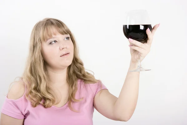 La giovane donna con un bicchiere di vino — Foto Stock