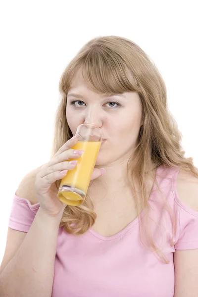 女孩喝桔子汁 — 图库照片