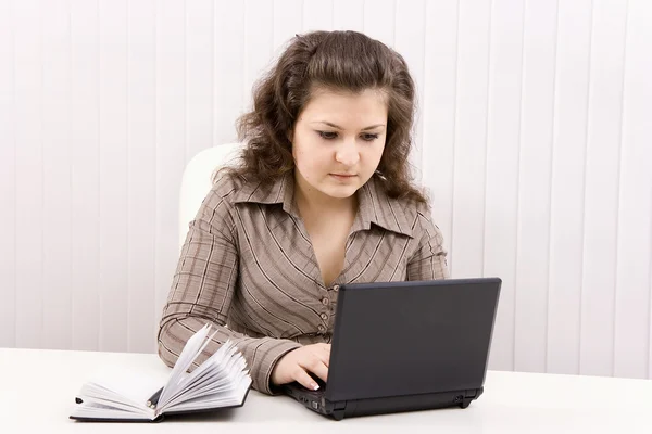 The serious girl with the laptop — Stock Photo, Image