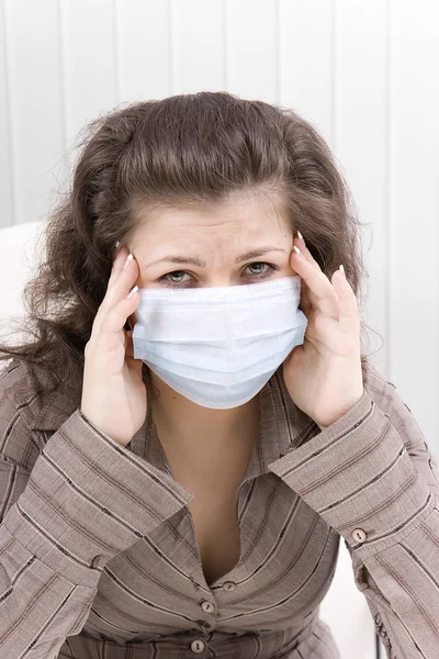 La chica enferma con máscara médica — Foto de Stock