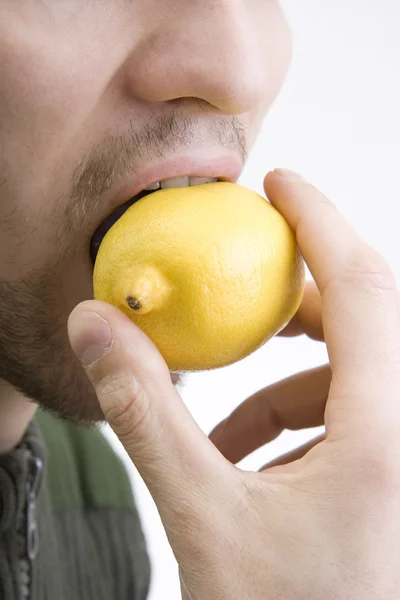 De man bijt citroen — Stockfoto