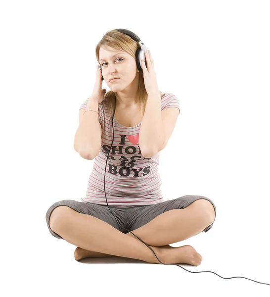 Tyttö kuuntelee musiikkia. — kuvapankkivalokuva