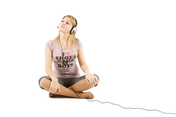 Flickan lyssnar på musik — Stockfoto