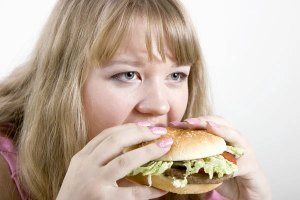 Den unga kvinnan och hamburgare — Stockfoto