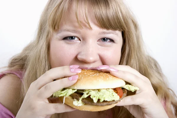 De jonge vrouw en hamburger — Stockfoto