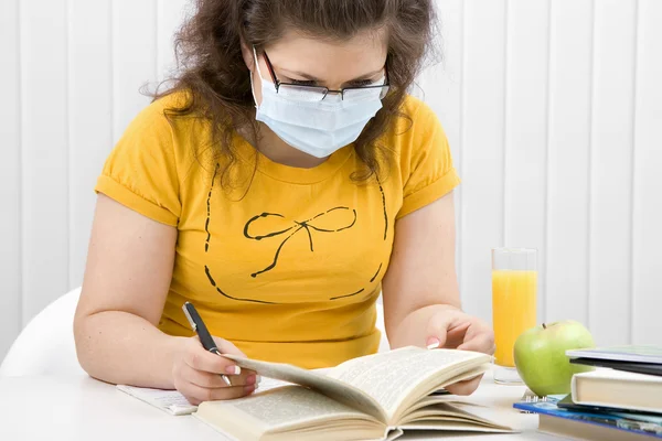 Chica estudiante en una máscara médica — Foto de Stock