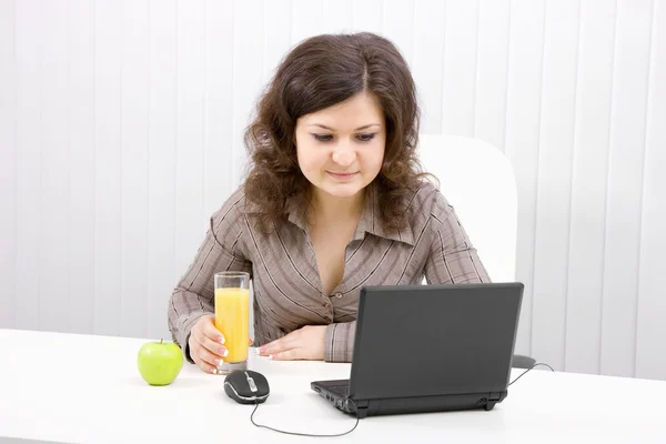 Smiling girl with the laptop — Stock Photo, Image