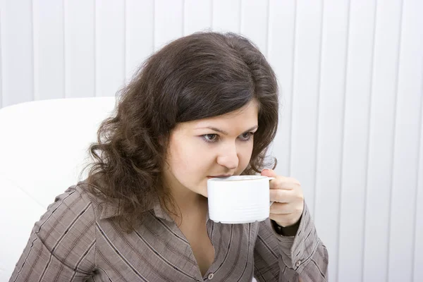 The business woman drinks coffee — Stock Photo, Image