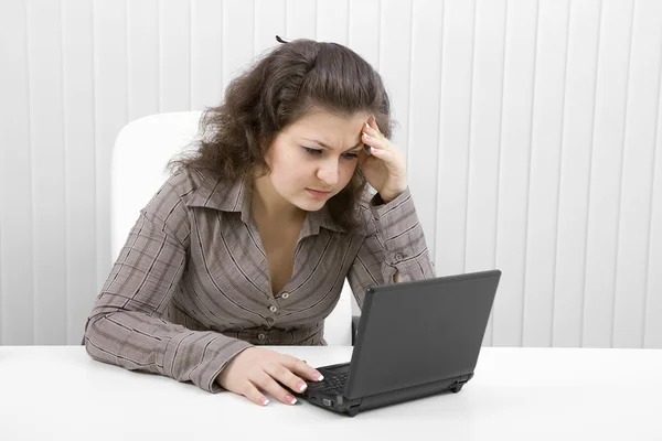 A fiatal nő, a laptop — Stock Fotó