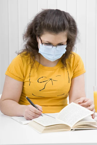 Estudante menina em uma máscara médica — Fotografia de Stock