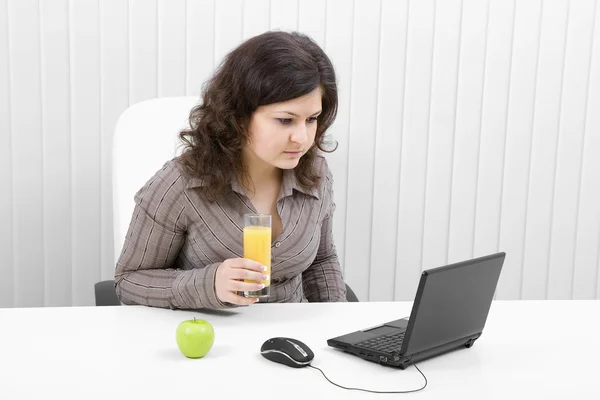 A menina de negócios com o computador portátil — Fotografia de Stock