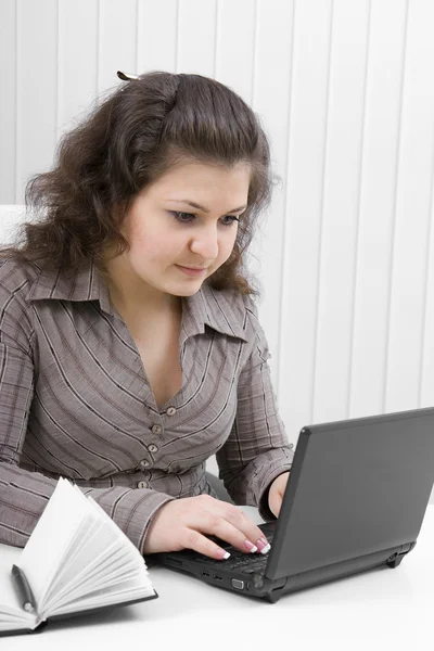 Dziewczyna z laptopa — Zdjęcie stockowe
