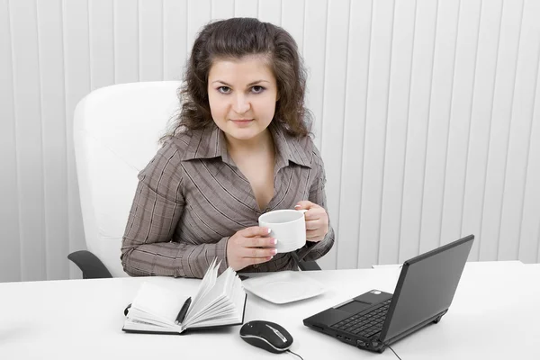 Den unga affärskvinna på kontor — Stockfoto
