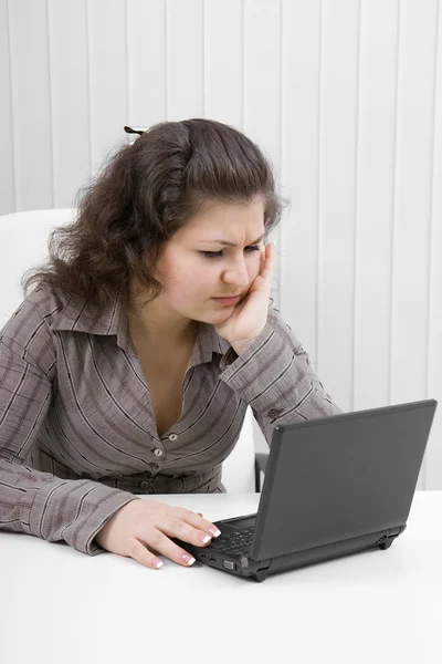 Den unga kvinnan med den bärbara datorn — Stockfoto