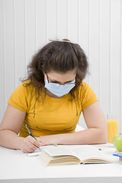 Estudante menina em uma máscara médica — Fotografia de Stock