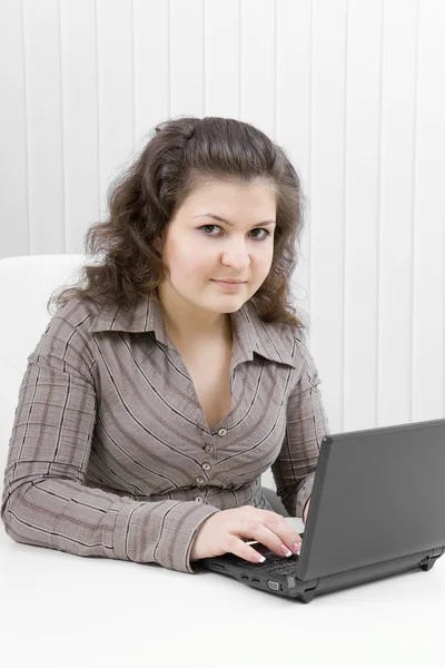 Menina com o laptop — Fotografia de Stock