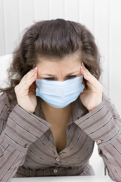 La chica enferma con máscara médica — Foto de Stock