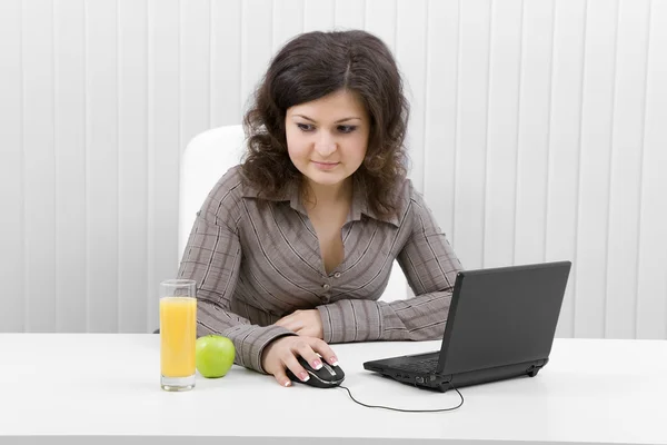Leende flickan med den bärbara datorn — Stockfoto