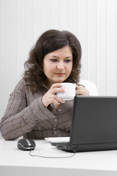 The business woman drinks coffee — Stock Photo, Image