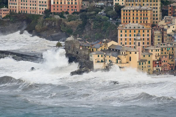 Море Буря в місті Camogli Ліцензійні Стокові Зображення