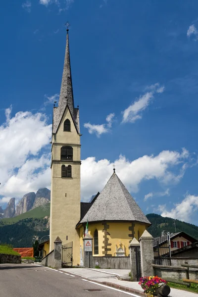 Piccola chiesa alpina — Foto Stock