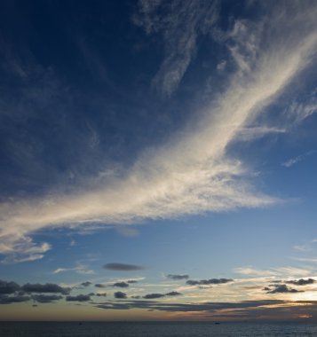 gün batımında Cirrus