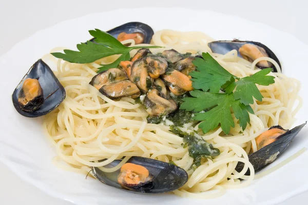 Spaghetti with mussels — Stock Photo, Image
