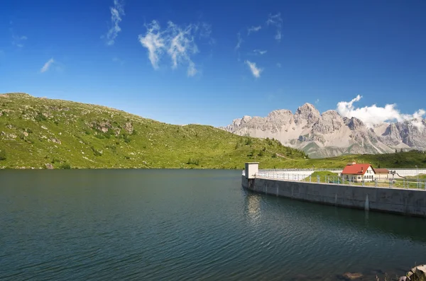 Sztuczne jezioro Cavia — Zdjęcie stockowe