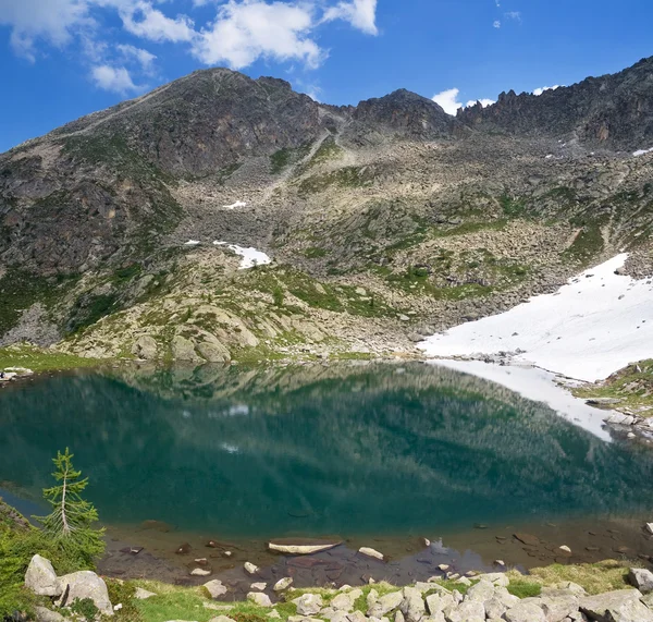 Small alpine lake — Stock Photo, Image