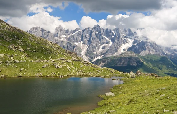 Озеро Перейма і блідо-San Martino гора — стокове фото