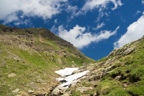 Caminhada alpina no verão — Fotografia de Stock